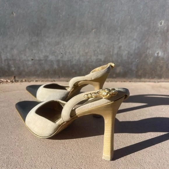 Gucci Low Heel. Gold Tiger Ankle Strap Accent. Square toe. Cream & black